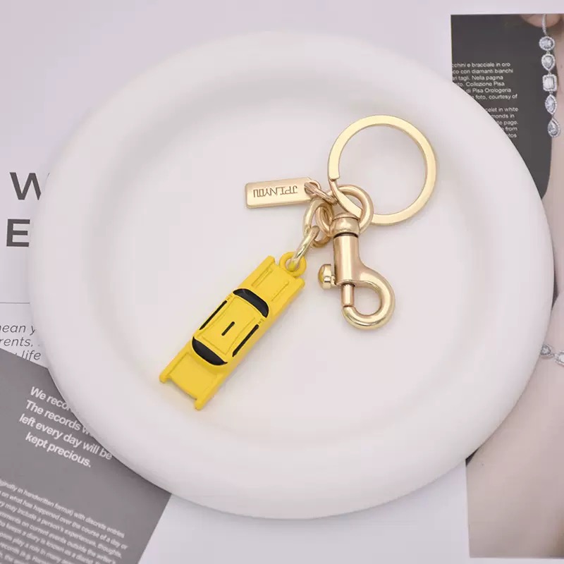 Car Accessories York - 메탈 소재 철탑 펜던트 코치 핸드백